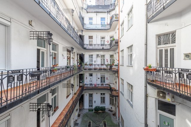 Eladó téglalakás, Budapesten, VII. kerületben 159 M Ft, 3 szobás