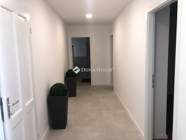 Eladó téglalakás, Pécsett 63.9 M Ft, 2 szobás