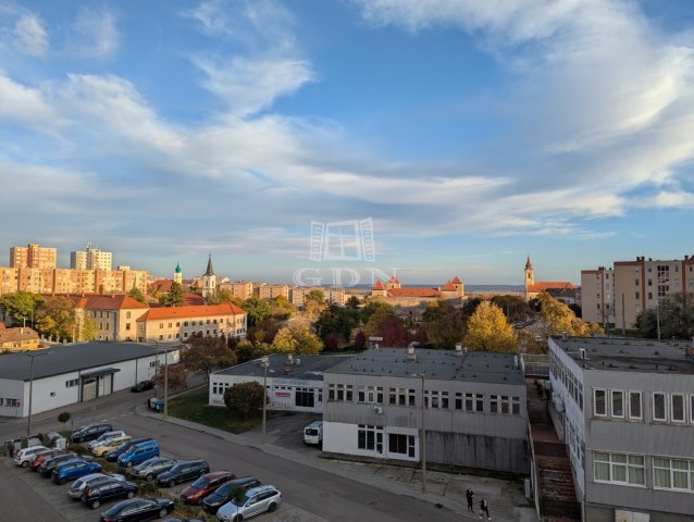 Eladó téglalakás, Várpalotán 39.9 M Ft, 2+1 szobás