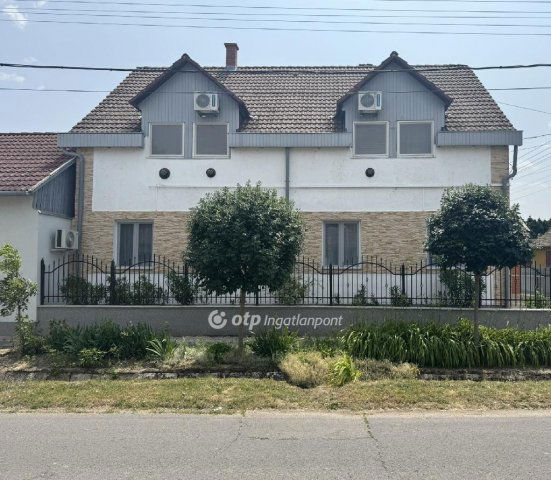 Eladó családi ház, Abádszalókban 180 M Ft, 13 szobás