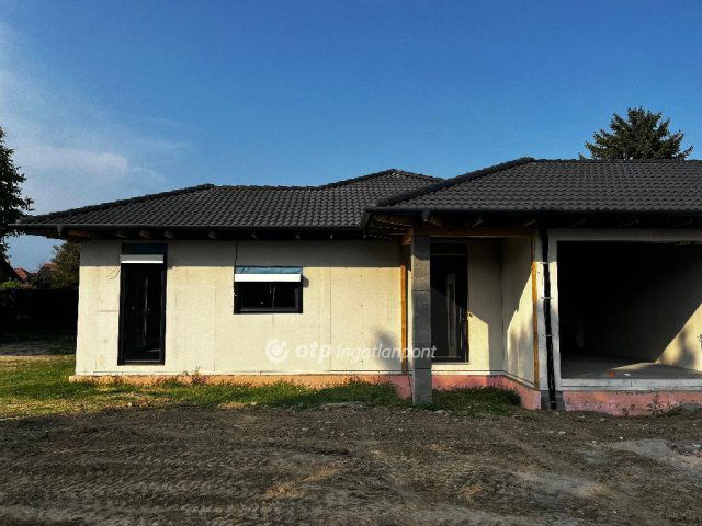 Eladó ikerház, Cegléden 140 M Ft, 4 szobás