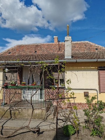 Eladó családi ház, Jászladányon 8 M Ft, 2 szobás