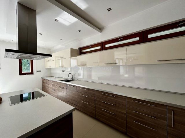 Eladó családi ház, Budapesten, III. kerületben 806.25 M Ft