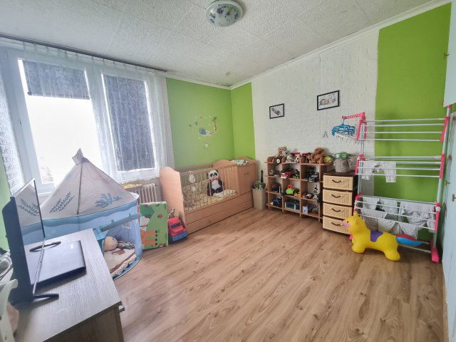 Eladó téglalakás, Oroszlányban 30 M Ft, 3 szobás