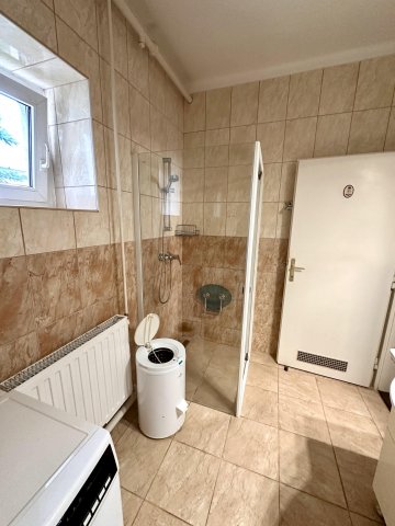 Eladó családi ház, Veszprémben 90 M Ft, 4+2 szobás