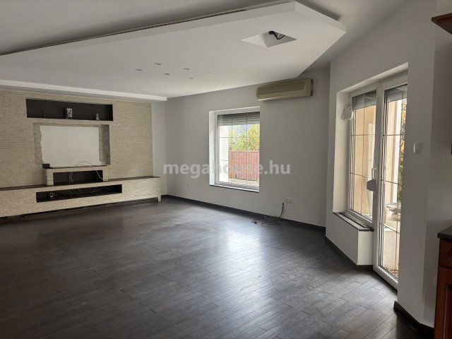 Eladó családi ház, Budaörsön 300 M Ft, 4+2 szobás