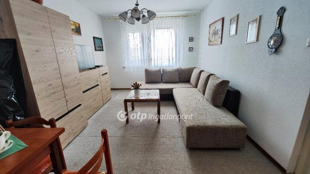 Eladó panellakás, Pétfürdőn 27.5 M Ft, 1+1 szobás