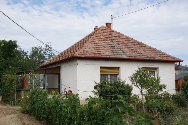 Eladó családi ház, Pécelen 67.9 M Ft, 2 szobás