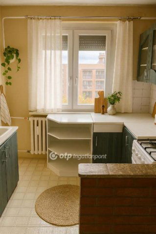 Eladó panellakás, Gyulán 30 M Ft, 1+2 szobás