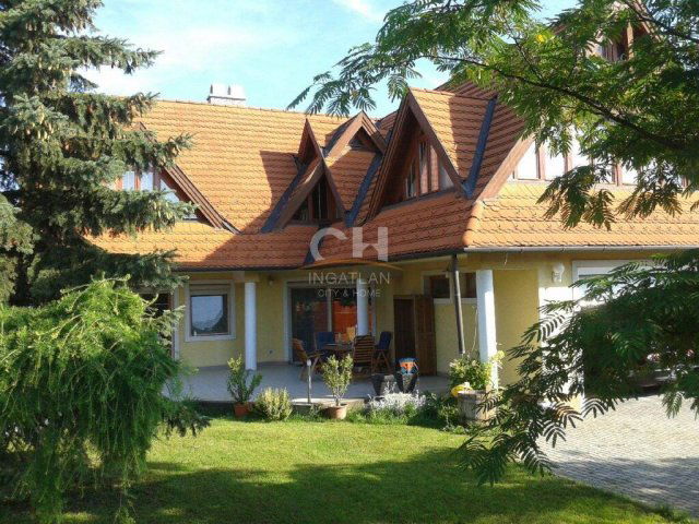 Eladó családi ház, Székesfehérvárott 159 M Ft, 6 szobás
