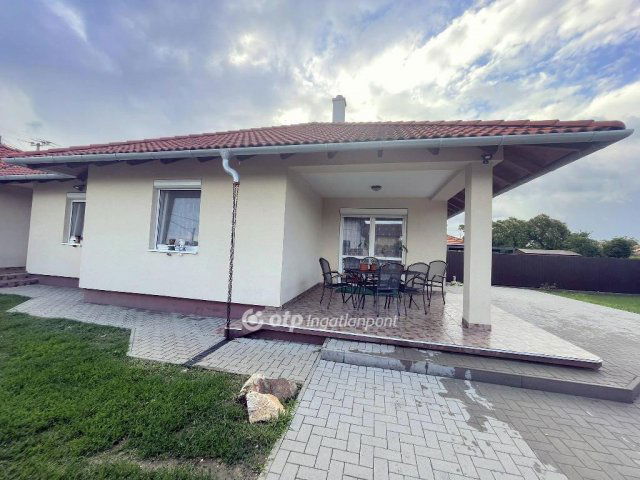 Eladó családi ház, Tökölön 129.9 M Ft, 4 szobás