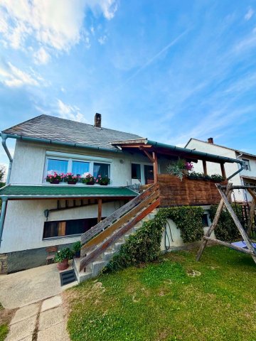 Eladó családi ház, Bakonybélben 63 M Ft, 4 szobás