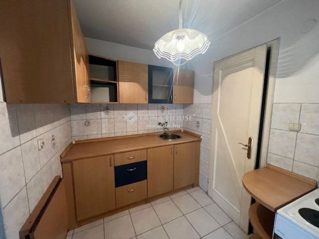 Eladó családi ház, Pécsett 65 M Ft, 4 szobás