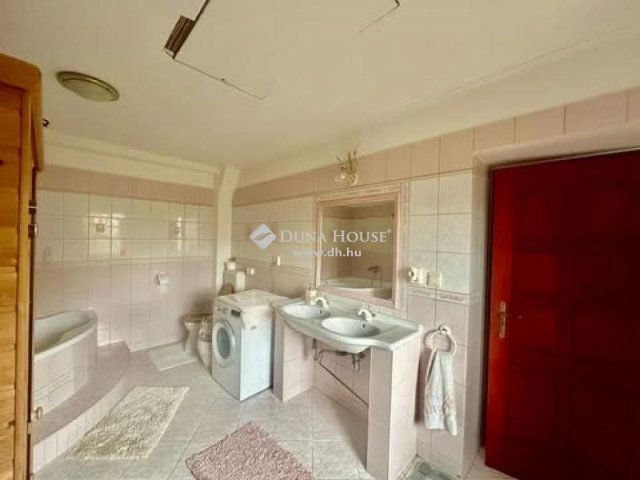 Eladó családi ház, Pécsett 250 M Ft, 4 szobás