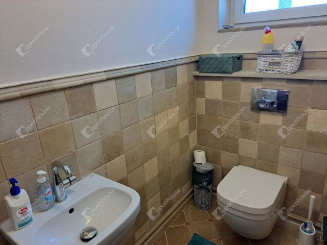 Eladó családi ház, Győrött 178.8 M Ft, 5 szobás