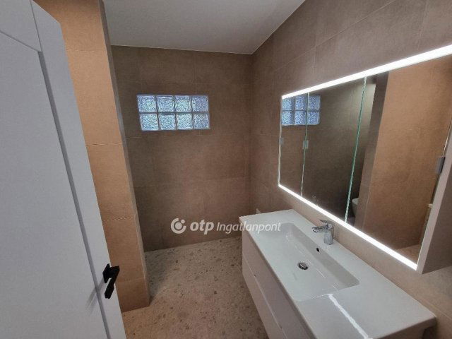 Eladó panellakás, Budapesten, III. kerületben 93 M Ft, 3 szobás