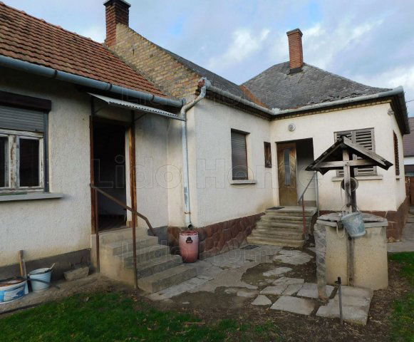Eladó családi ház, Győrújbaráton 48 M Ft, 11 szobás
