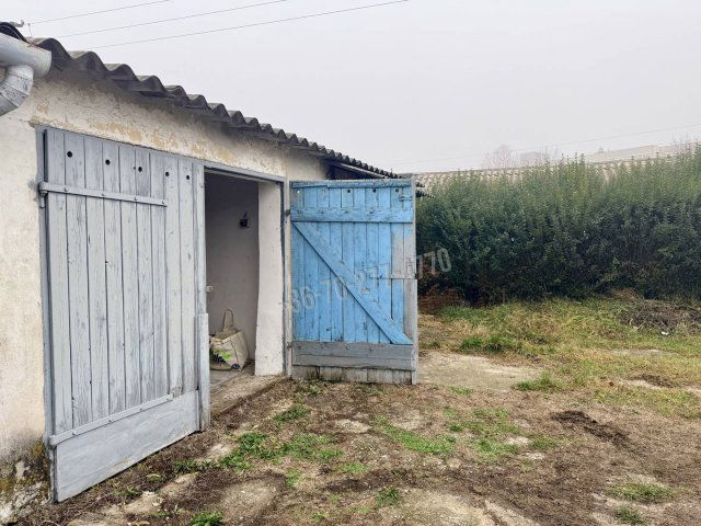 Eladó garázs, Oroszlányban, Mindszenti utcában 4.7 M Ft