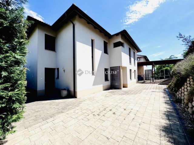 Eladó családi ház, Pécsett 225 M Ft, 6 szobás