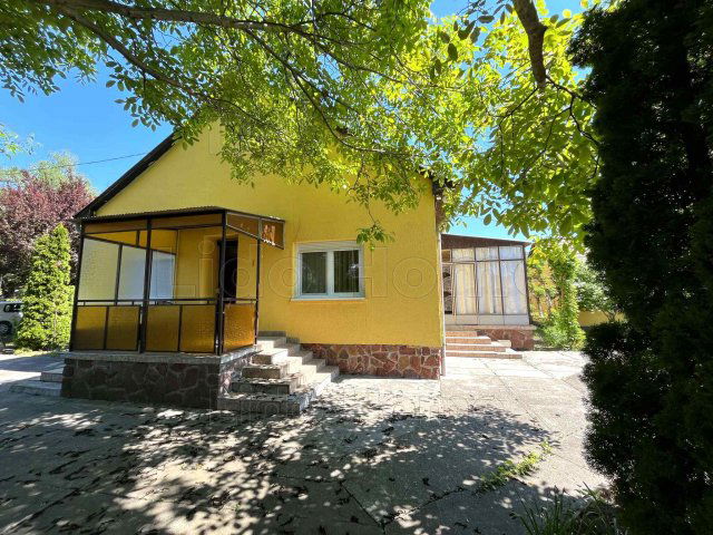 Eladó családi ház, Balatonfenyvesen 77 M Ft, 14 szobás