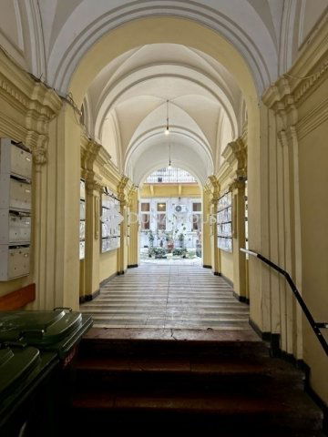 Eladó téglalakás, Budapesten, VI. kerületben 51.2 M Ft, 1 szobás