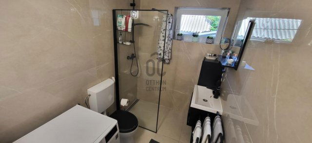 Eladó családi ház, Vecsésen 113.9 M Ft, 3 szobás