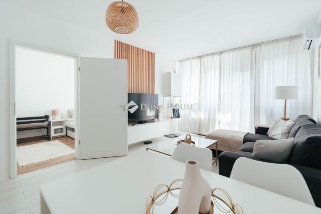 Eladó panellakás, Pécsett 59.99 M Ft, 3 szobás