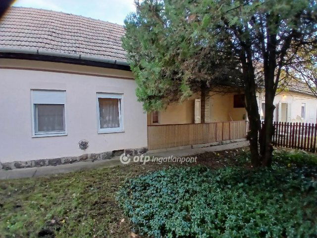 Eladó családi ház, Karácsondon 23.5 M Ft, 4 szobás