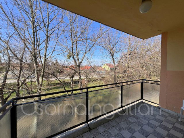 Eladó téglalakás, Csornán 39.5 M Ft, 2 szobás