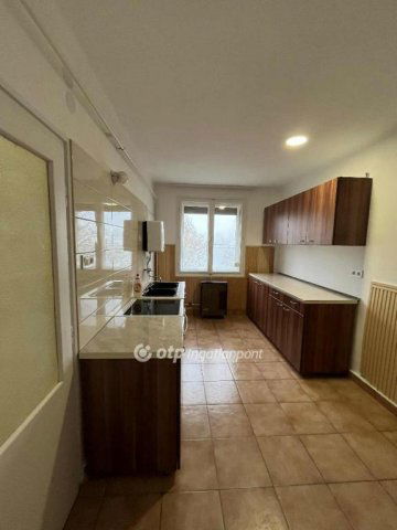 Eladó téglalakás, Szekszárdon 42.5 M Ft, 2 szobás