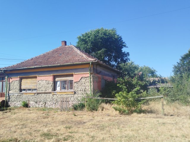 Eladó családi ház, Újszászon 14 M Ft, 2 szobás