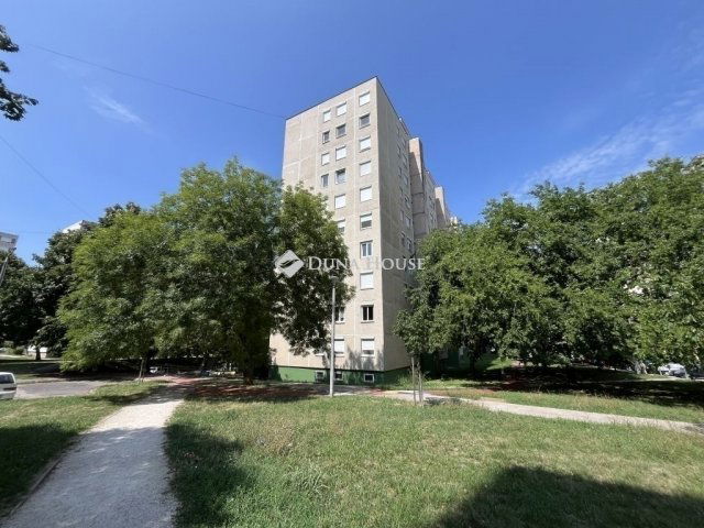 Eladó panellakás, Veszprémben 64 M Ft, 3+1 szobás