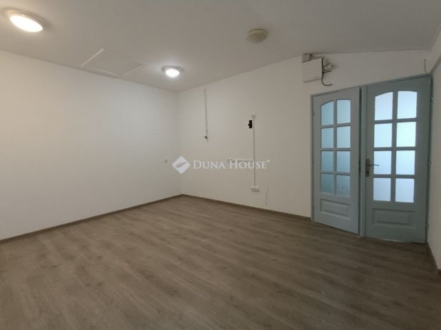 Kiadó üzlethelyiség, Kecskeméten 350 E Ft / hó, 2 szobás