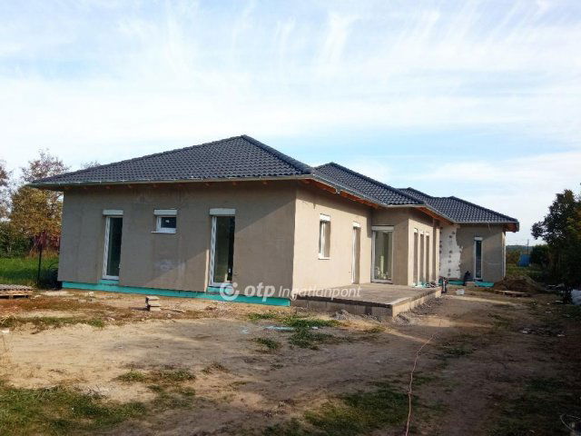 Eladó családi ház, Adonyban 72.5 M Ft, 4 szobás