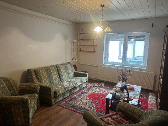 Eladó családi ház, Pécsett 60 M Ft, 3 szobás
