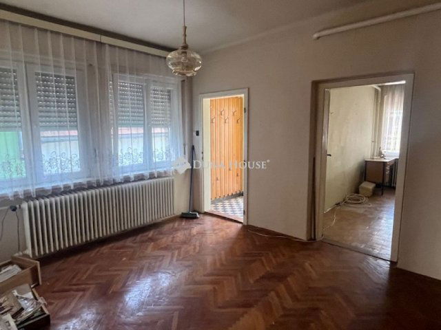 Eladó családi ház, Pécsett 42 M Ft, 4 szobás