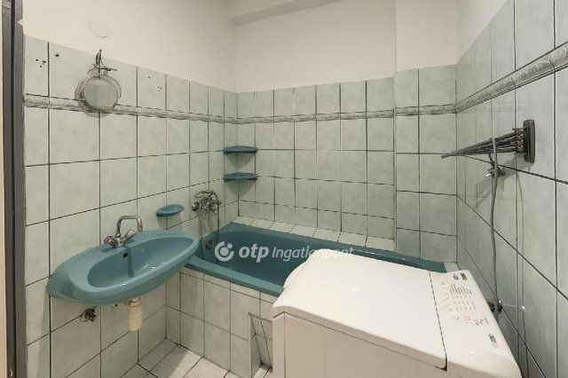 Eladó téglalakás, Cegléden 36.9 M Ft, 2 szobás