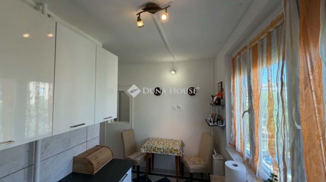 Eladó panellakás, Kecskeméten 48.2 M Ft, 3 szobás