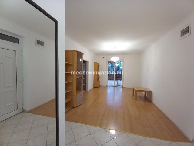 Kiadó téglalakás, albérlet, Pécsett 180 E Ft / hó, 2 szobás