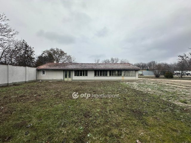 Eladó családi ház, Szentesen 269 M Ft, 3+2 szobás