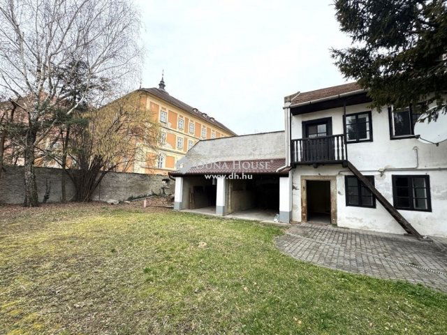 Eladó családi ház, Egerben 218 M Ft, 8 szobás