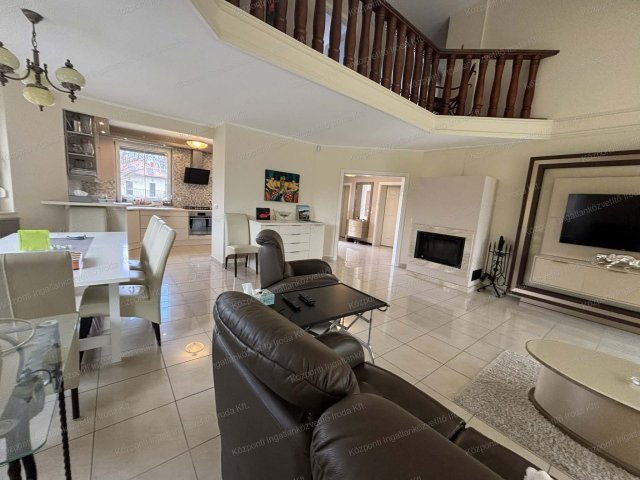 Eladó családi ház, Tatán 332.4 M Ft, 5 szobás