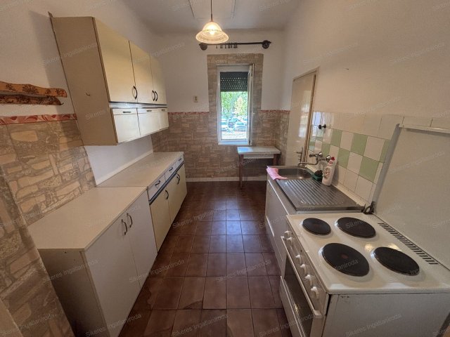 Eladó téglalakás, Oroszlányban 29 M Ft, 2 szobás