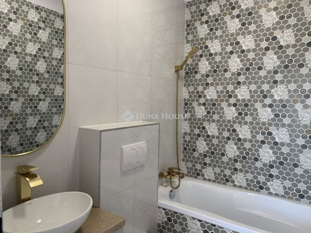 Eladó téglalakás, Budapesten, III. kerületben 82.9 M Ft