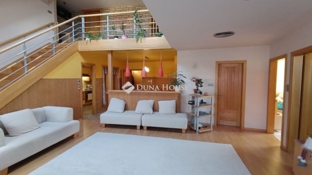 Eladó téglalakás, Mohácson 78.499 M Ft, 5 szobás