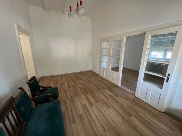 Eladó üzlethelyiség, Szarvason 38 M Ft, 2 szobás