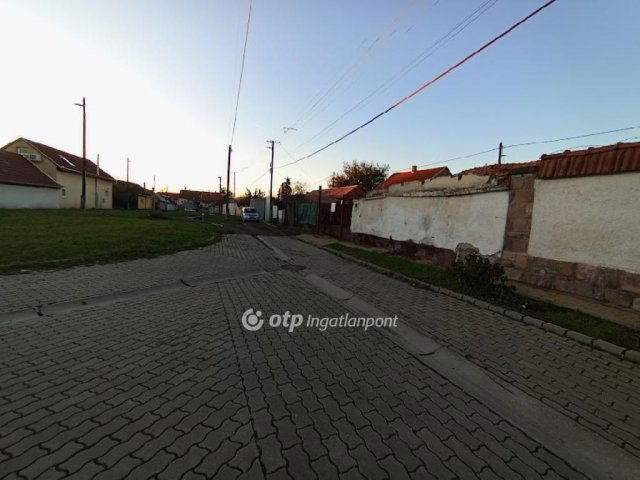 Eladó családi ház, Gyöngyösön 6.2 M Ft, 2 szobás