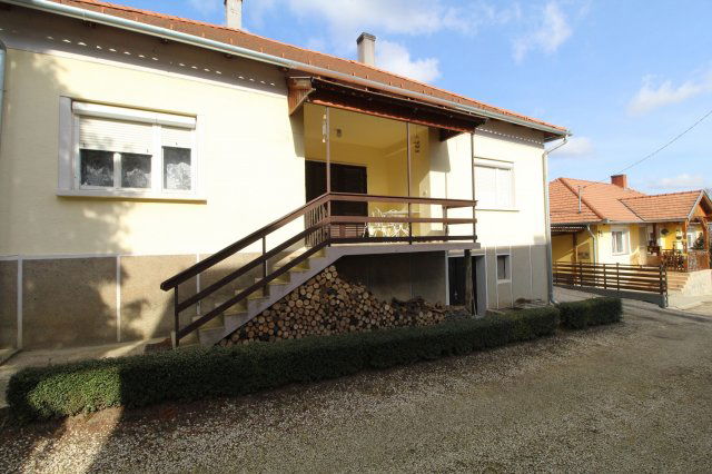 Eladó családi ház, Lesencetomajon 90 M Ft, 5+1 szobás