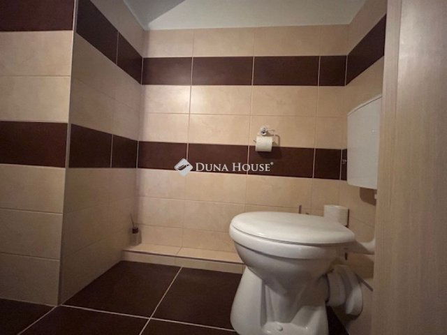 Eladó téglalakás, Pécsett 109.9 M Ft, 4 szobás