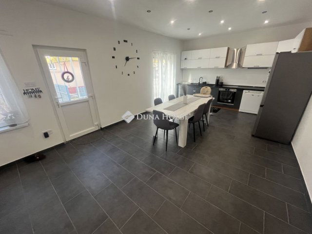 Eladó családi ház, Cegléden 89.6 M Ft, 4 szobás